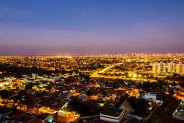 Obraz premium Vista de Goiania noturna sentido sudoeste