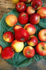 Fototapeta na wymiar Ripe red apples 