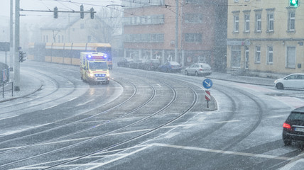 Schneefall und Straßenglätte mit Krankenwagen