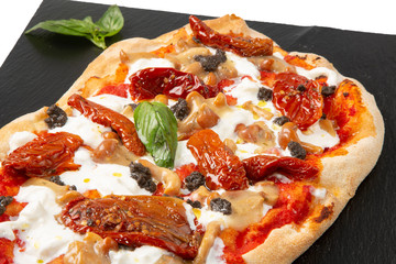Pizza italiana con pomodori, funghi, basilico e mozzarella in primo piano