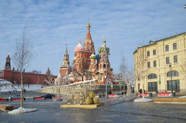 Obraz premium Moskwa, Rosja - 9 stycznia 2019 r .: instalacja armaty carskiej na placu w pobliżu Parku Krajobrazowego Żaryady w zimowy dzień