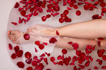 Obraz na płótnie Canvas Romantic Valentines day bath with rose petails, home spa, luxury self care