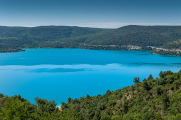 Fototapeta na wymiar Stausee Lac de Sainte-Croix in Südfrankreich