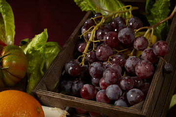Caja de uvas sobre lechuga.
