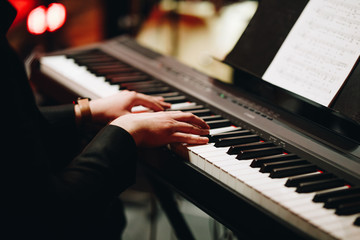 Obraz premium musician playing keyboard at event