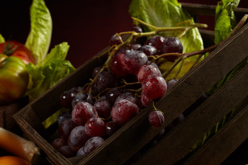 Caja con uvas.