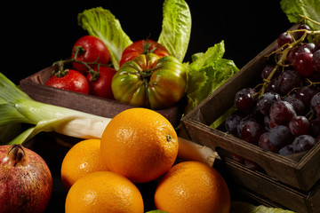 Naranjas, uvas y tomates.