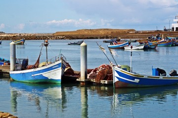 Barcas y aparejos de pesca tradicionales en el puerto de Rabat, Marruecos.