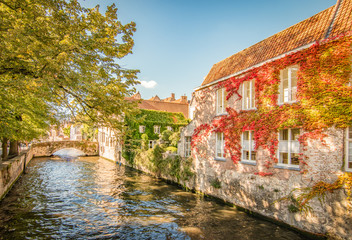 Fototapeta na wymiar Beautiful canal and traditional houses in the town of Bruges, Belgium.
