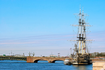 Fototapeta na wymiar Bridge and the schooner.
