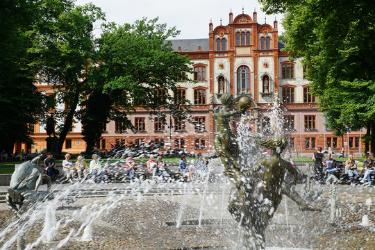 alte Universität Rostock mit Wasserspiel im Vordergrund