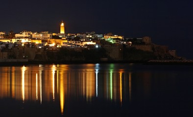 Fototapeta na wymiar Vista nocturna y reflejo en la bahía de la Kasbah de los Oudayas en Rabat, Marruecos.