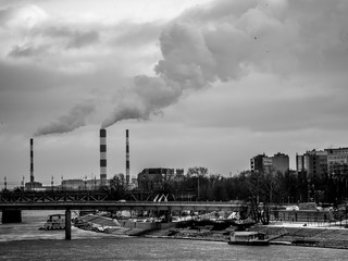 Dym na niebie wydobywający się z kominów w Warszawie
