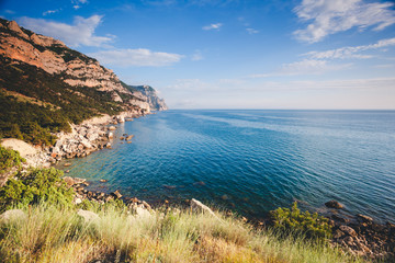 Fototapeta premium Błękitne morze w świetle poranka. Miejsce lokalizacji Morze Czarne, Krym.