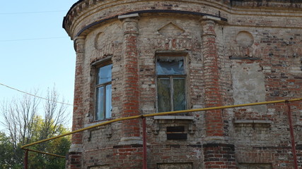 Fototapeta na wymiar старое заброшенное кирпичное здание