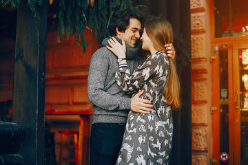 Obraz na płótnie Canvas Cute and loving couple in a winter city