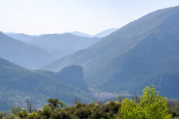 Fototapeta na wymiar Paysage des Alpes de Haute Provence au printemps prés de village de Castellane. Vue sur le Roc au loin. France. 