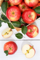 Fototapeta na wymiar Äpfel Apfel Frucht Früchte Obst von oben Hochformat Herbst Kiste