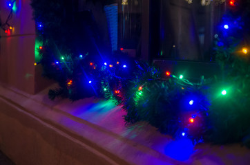 Obraz premium Christmas winter decorations on the window from the outside