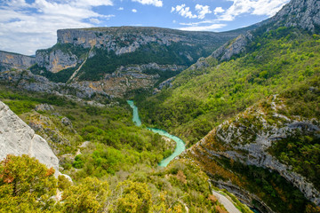 Fototapeta na wymiar Vue panoramique sur les Gorges du Verdon depuis le Point Sublime, Alpes de Haute Provence, France. Printemps. 