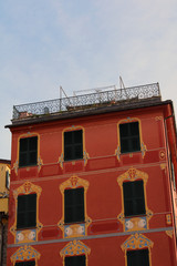 Facciata casa mediterranea con terrazza stile rococò