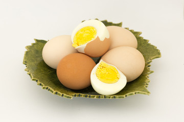 Jajka gotowane na ceramicznym liściu