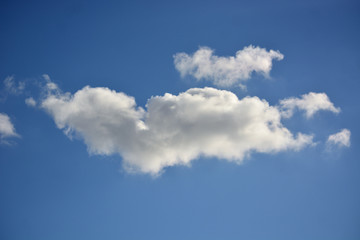 Nuages et ciel bleu .