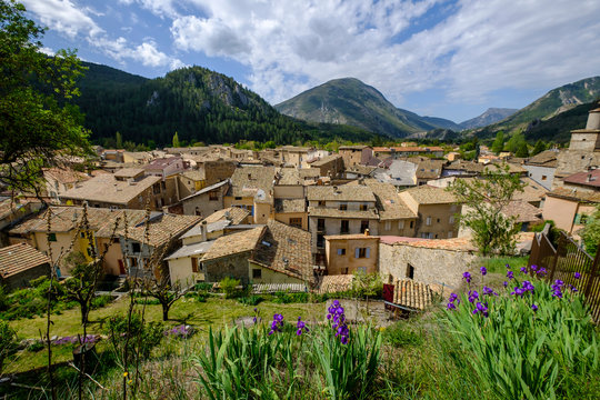 Vue panoramique sur le village de Castellane et le roc. Alpes de Haute Provence, France. Printemps,	