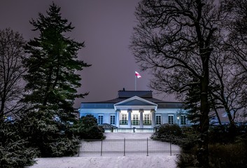 budynek Belwederu w Warszawie zimą w nocy