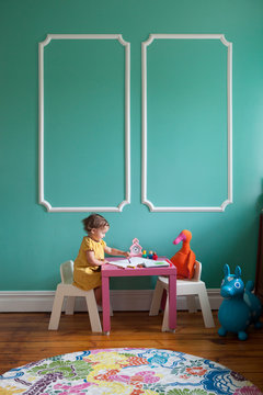 Young toddler drawing
