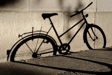 Obraz na płótnie Canvas bicycle shadow on the wall