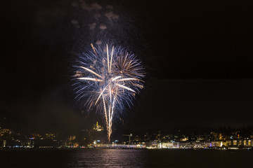 Fototapeta premium Feuerwerk, Silvester, Silvesterfeuerwerk, Emotion, Stimmung, Jahreswechsel, Schweiz, Farbe, Knaller, Tradition, See, Vierwaldstätter See, Wasser, Neujahrszauber, Luzern,