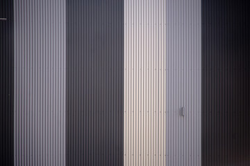 Moderne Wellblechfassade / Eine in verschiedenen Grautönen gestaltete moderne Wellblechfassade...