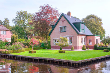 Fototapeta na wymiar Giethoorn, village of Holland with canals and rural houses on a cloudy day