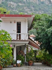 Fototapeta na wymiar Haus im Garten des kloster agios georgios selinari