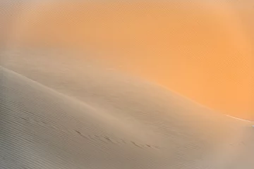 Fototapeten Abstraktes Wüstensandmuster, das von wenig Sonnenlicht und Wind geformte Wellen geformt hat © Sebastian