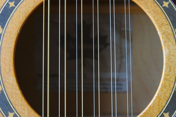 Obraz premium guitare 12 cordes electro-acoustique, rosace détail, lutherie