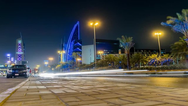 Estelas nocturnas en calle de Riyadh.