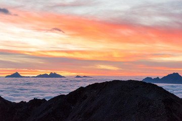 Alba in cima la montagna con nuvole