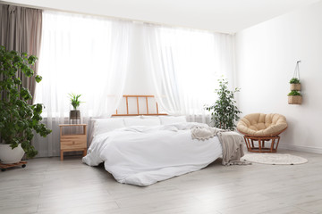 Obraz premium Light modern room interior with comfortable bed