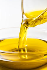 オリーブオイルを器に注ぐ
