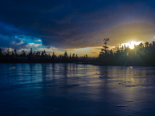 Obraz premium Winter sunset over frozen lake, Nova Scotia, Canada.
