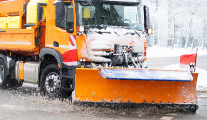 Schneepflug räumt die Straßen in der Stadt, Winterdienst 