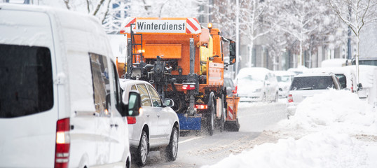 Schneepflug räumt die Straßen in der Stadt, Winterdienst  - 242763762