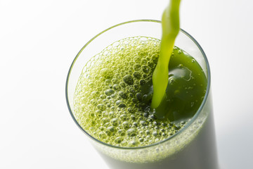青汁をグラスにいれる