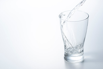 コップに水を注ぐ