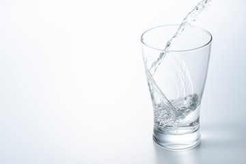 コップに水を注ぐ