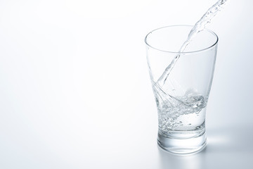 コップに水を注ぐ