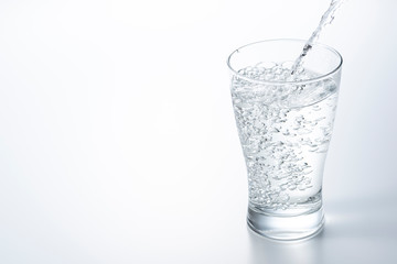 コップに水を注ぐ