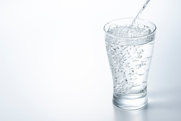 コップに水を注ぐ